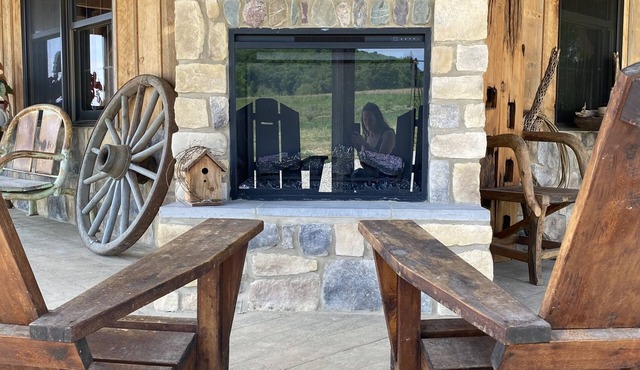 LODGE AT SADDLE RIDGE. Just five minutes from Hermann.