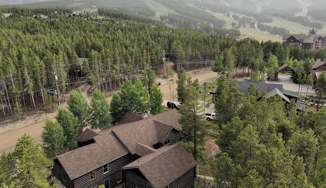 Lodge at Ski Hill: 8BR Lux Peak 8 Lodge, Theater, Hot Tub, Gym & Walk to Ski