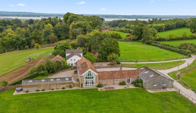 Lodge Barn, Forest of Dean - sleeps 18 guests in 9 bedrooms