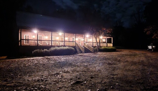 Lodge & cabin sleeps 21 - peaceful country setting 15 min to downtown Dublin GA