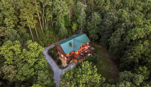 Lodge & Cabin w/10 BRs, 8 BTHs & Sleeps up to 28