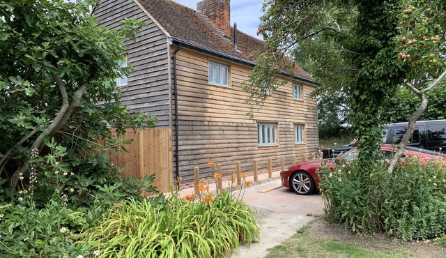 LODGE COTTAGE, pet friendly, character holiday cottage in Harwich