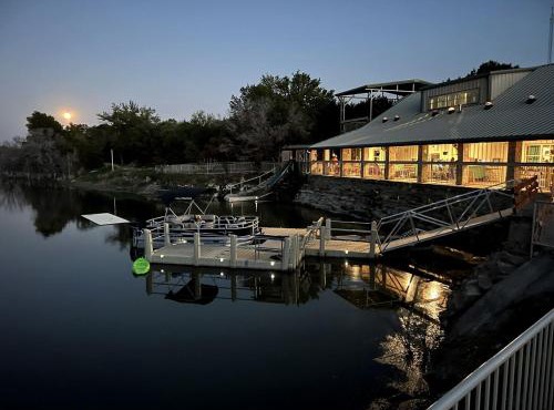 Lodge for Adventure Glamping for Families or Large Groups on Lake Godstone, Texas