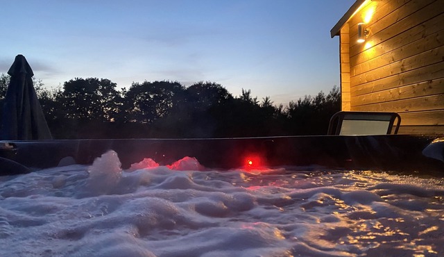 lodge for two - with Hot Tub