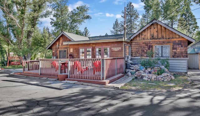 Lodge House Vintage Cabin - Pool Table - Walk to Lake - Summertime Pool