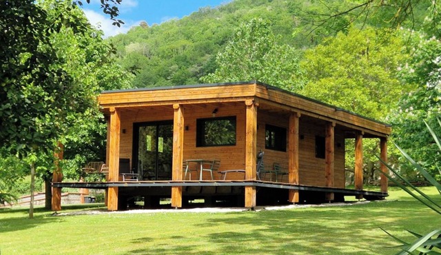 Lodge in a green setting. Panoramic view of FOIX castle.