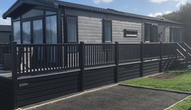 Lodge in a stunning setting and near seven of the best beaches. Dog friendly