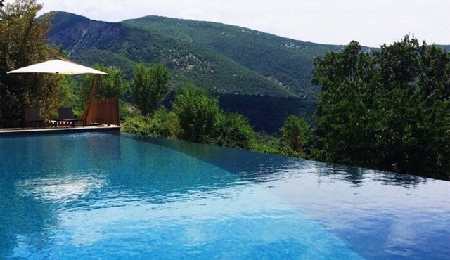 LODGE LARGE COMFORT IN THE HEART OF A DOMAIN OF 100 HECTARES - PROVENCE