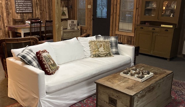 Lodge like Guest House walking distance to downtown Historic Montgomery, Texas