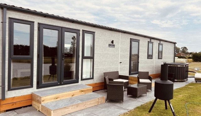 Lodge-Luxury-Ensuite with Shower-Lake view