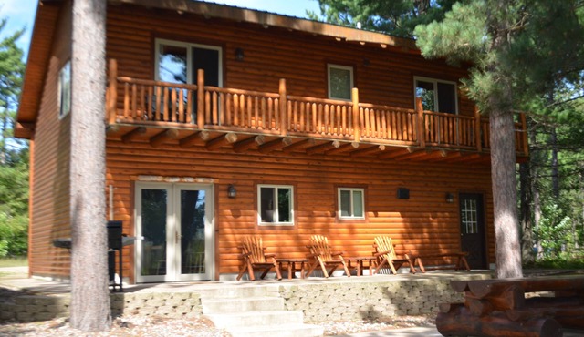 Lodge on Au Train River a few blks from Lk Superior 15 min from Munising