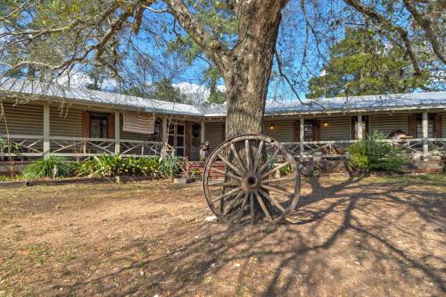 Lodge on Lake Siesta Spacious La Grange Retreat!