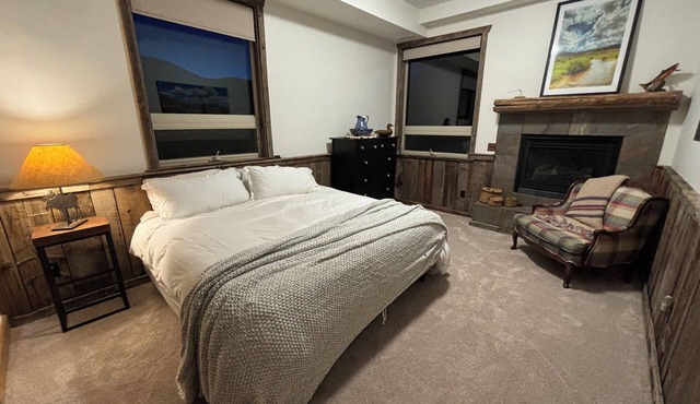 Lodge On Lariat- Cozy mountain retreat close to summer and winter activities!