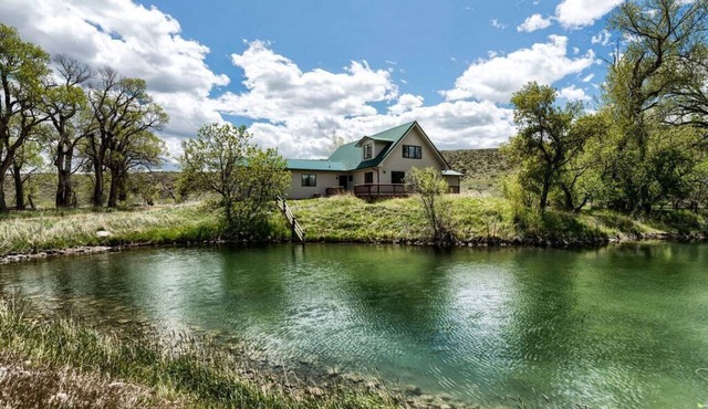 Lodge on the Bluegrass; 60 acres, a pond with sandy beach & 1/3 mile of river.