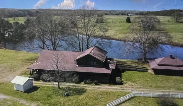 Lodge on the lake inside a family farm 2 or 5 bedroom