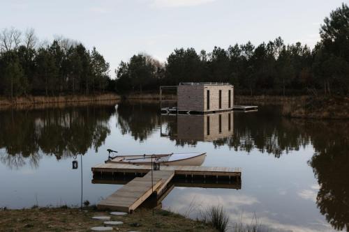 Lodge on the water in Dordogne