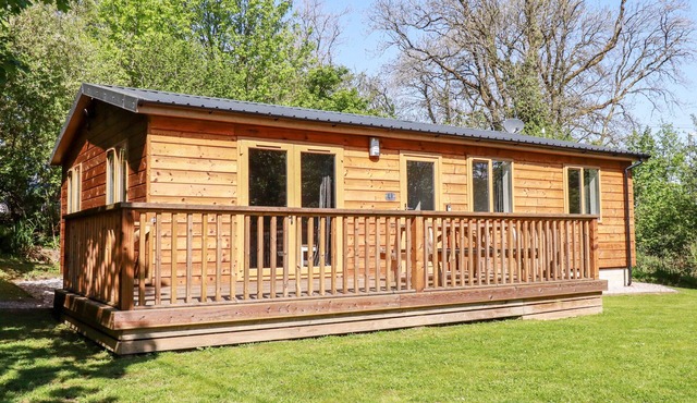 LODGE ONE, family friendly, character holiday cottage in Summercourt