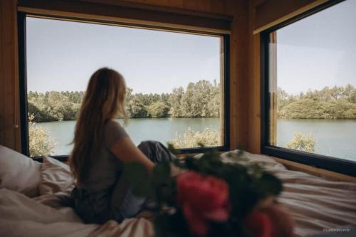 Lodge panoramique grand confort au bord d'un étang