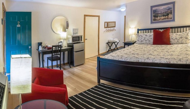 Lodge Room 2 with Jacuzzi Tub at Green Springs Inn