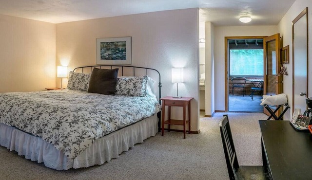 Lodge Room 3 with Jacuzzi Tub at Green Springs Inn
