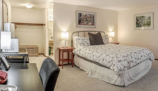 Lodge Room 4 with Jacuzzi Tub at Green Springs Inn