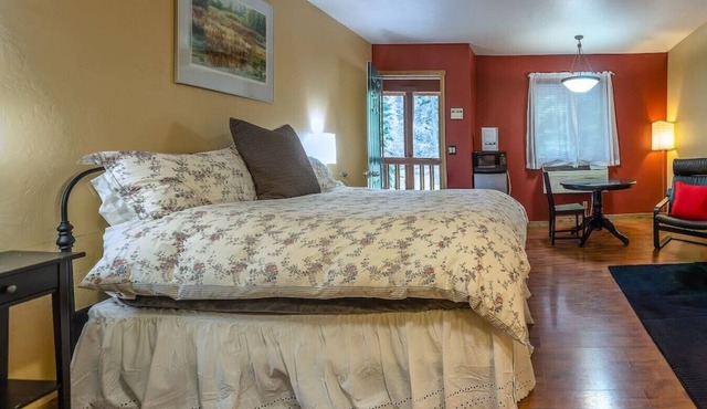 Lodge Room 5 with Jacuzzi Tub at Green Springs Inn