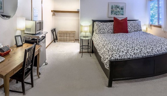 Lodge Room 8 with Jacuzzi Tub at Green Springs Inn
