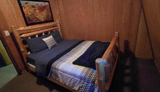 Lodge Room Queen (Room #1)