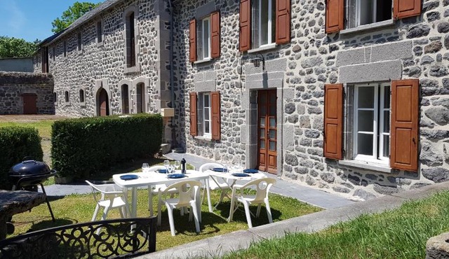 Lodge-Sagne une ferme rénovée au cœur du Cantal à proximité de la station de ski du Lioran