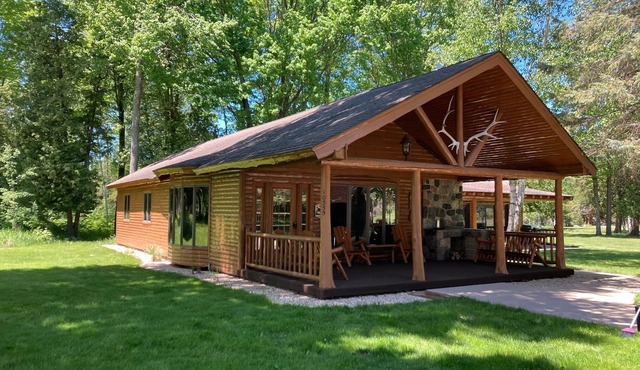 Lodge Sleeps 10 People - 4.5 miles to Traverse City Horse Shows