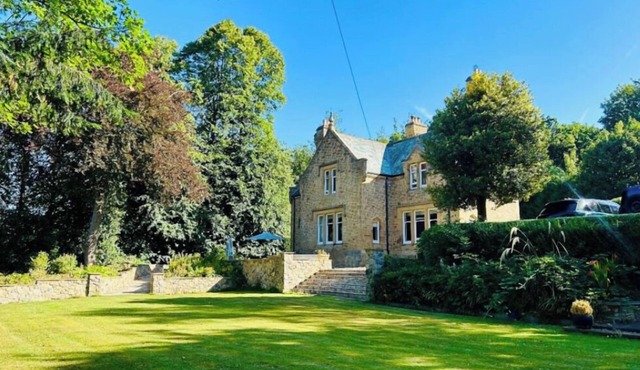 Lodge - Sleeps 18, pet friendly & free parking