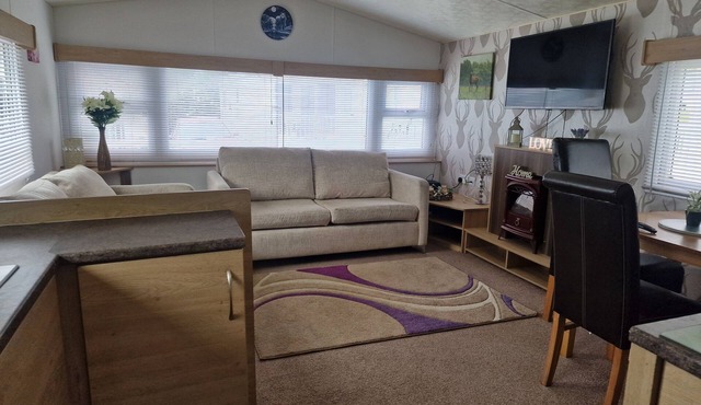 Lodge Sleeps 4 - Pet Friendly with Private Parking