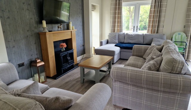 Lodge - Sleeps 6, hot tub & pet friendly