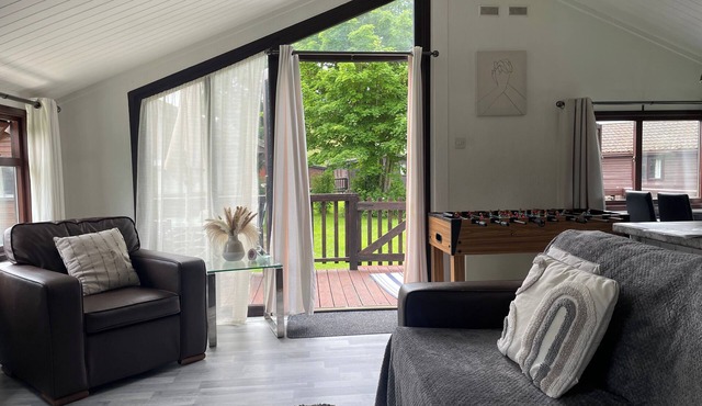 Lodge Sleeps 6 with Pool and WiFi