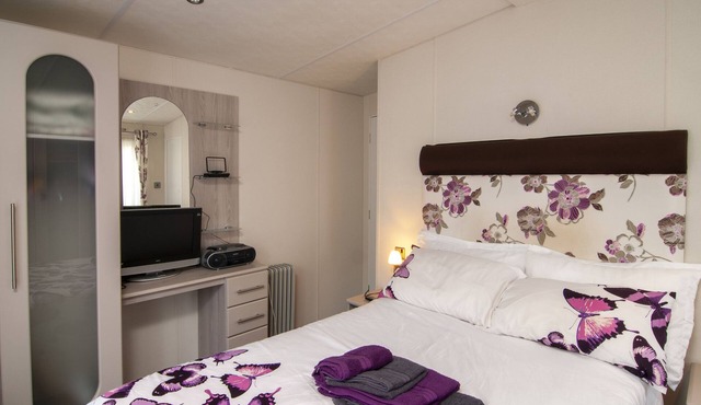 Lodge - Sleeps 6 with Pool Access