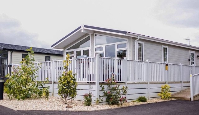 Lodge Sleeps 6 with Private Hot Tub