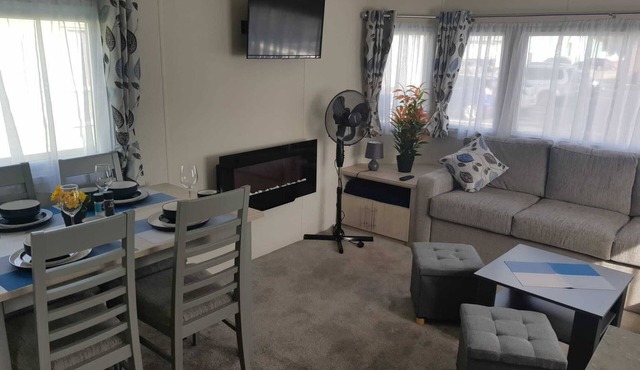 Lodge, Sleeps 8- Parking, Wifi, Campsite Amenities