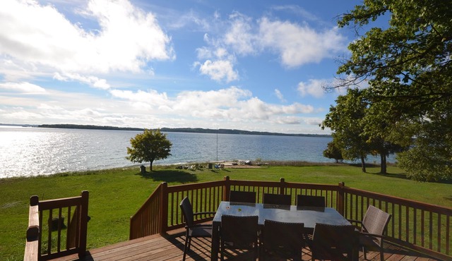 Lodge-style home in Suttons Bay. Main house & caboose. Central A/C. Dog ok.