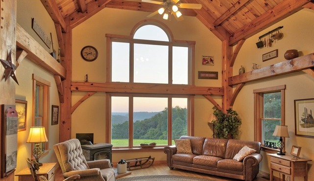 Lodge style home on 140 acres. Remote but close to much! Hot Tub, Pets