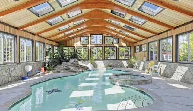 Lodge style home w/INDOOR pool/spa, 2 miles to the beach, onsite canal access