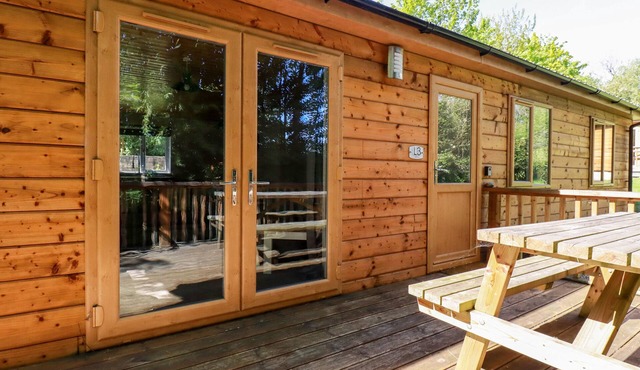 LODGE THREE, family friendly, with a garden in Summercourt