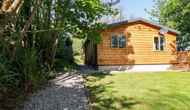 LODGE TWO, family friendly, with a garden in Summercourt