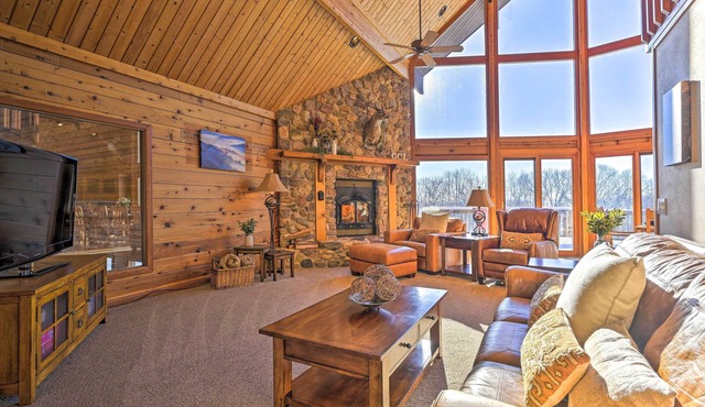 Lodge w/Indoor Pool, Along Devil's Lake Park