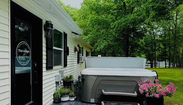 Lodge with access to Lake Noquebay, UTV/Snowmobile trail access