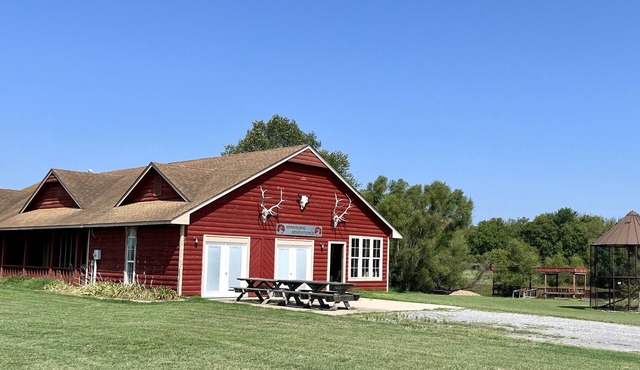 Lodge with fishing & guided hunts available! Minutes from Tulsa & Grand Lake!