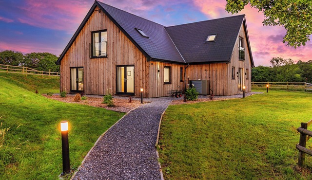 Lodge with hot tub ! 10 mins to beach