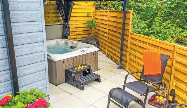 Lodge with one double with TV.