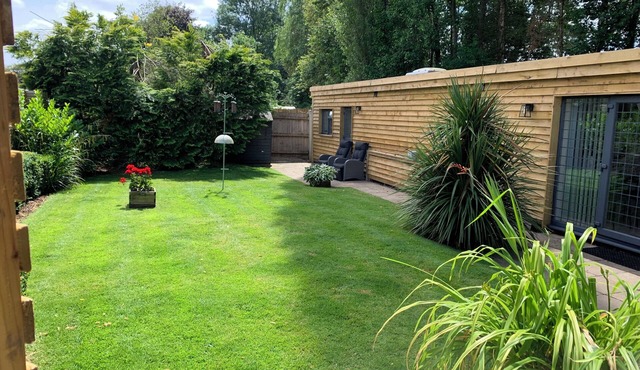 Lodge With Private Garden In Country Village - Pets Welcome