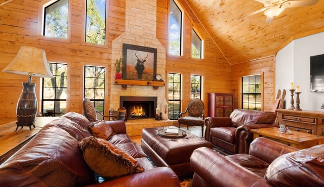 Lodge with shared amenities - pool, hot tub, hiking, pickle ball