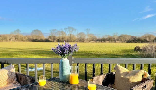 Lodge with stunning countryside views - meters from the banks of the River Avon.